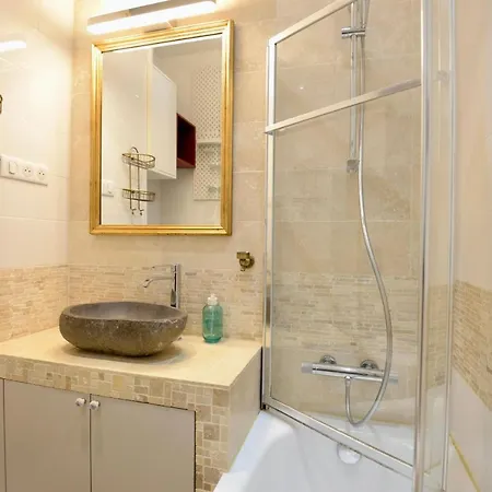 Daire Magnificent And Spacious Apt With Balcony